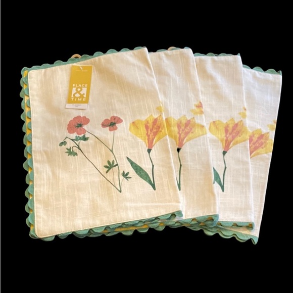 Place & Time set of (4) Floral Print Napkins. Off-white, Green Scalloped Edges. - Picture 1 of 12